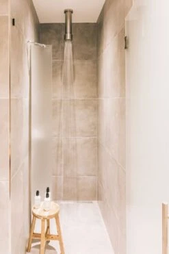 JEE-O Soho Buitendouchekop Plafondbevestiging - Raw RVS -Buiten En Tuinen Winkel jee o soho buitendouchekop plafondbevestiging raw rvs 1